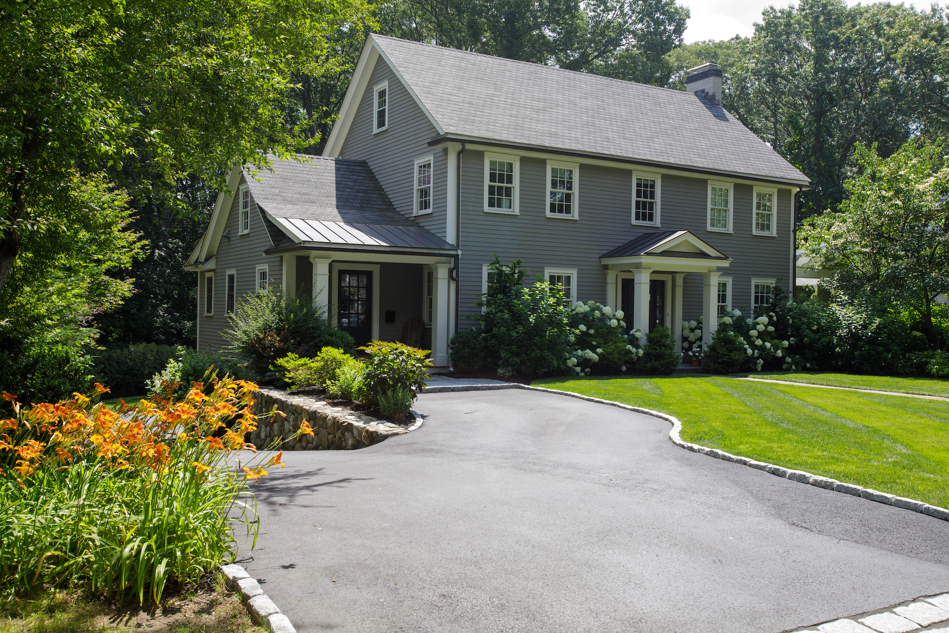 Boosting Your Home's Curb Appeal: A Key to Successful Home Selling